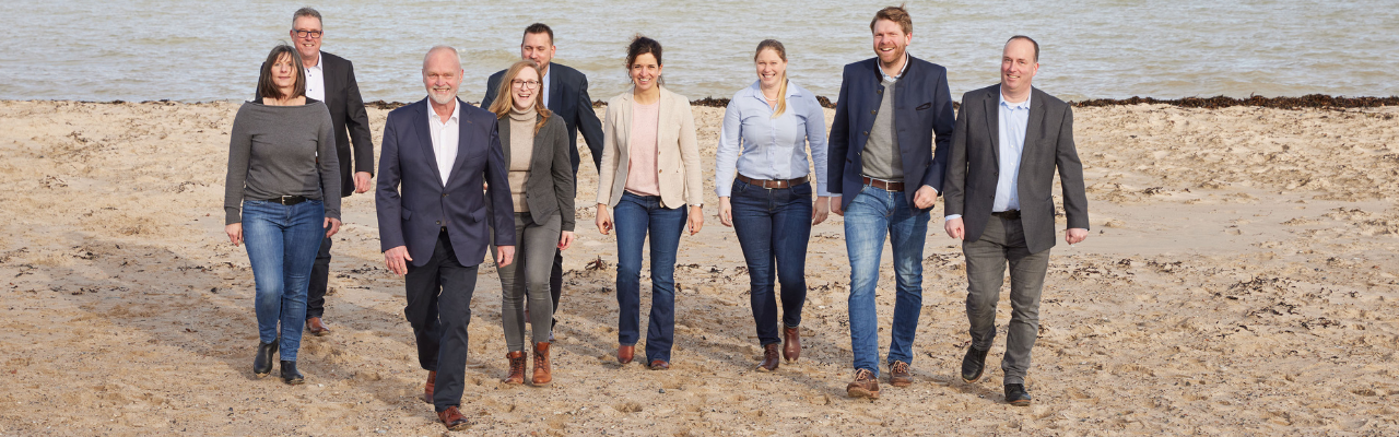 Das Team der CDU Schwedeneck für die Kommunalwahl in Schleswig-Holstein am 14. Mai 2023 am Strand in Surendorf.